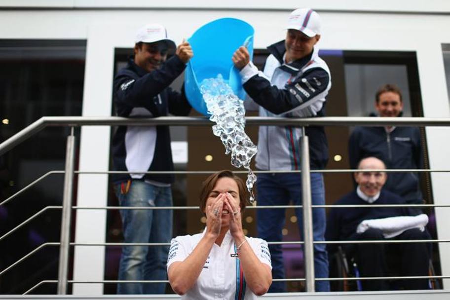 Felipe Massa e Valtteri Bottas rovesciano il secchio pieno di acqua ghiacciata sulla team manager Claire WIlliams sotto lo sguardo divertito del padre Frank sullo sfondo (Getty Images)